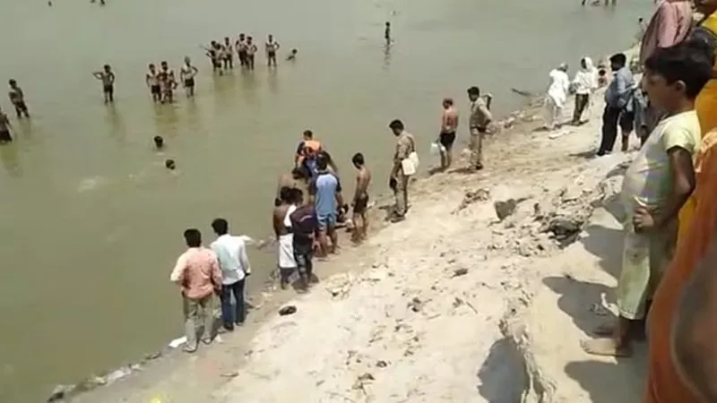 भदोही: गंगा में डूबे दो युवक, तलाश में जुटी एसडीआरएफ
