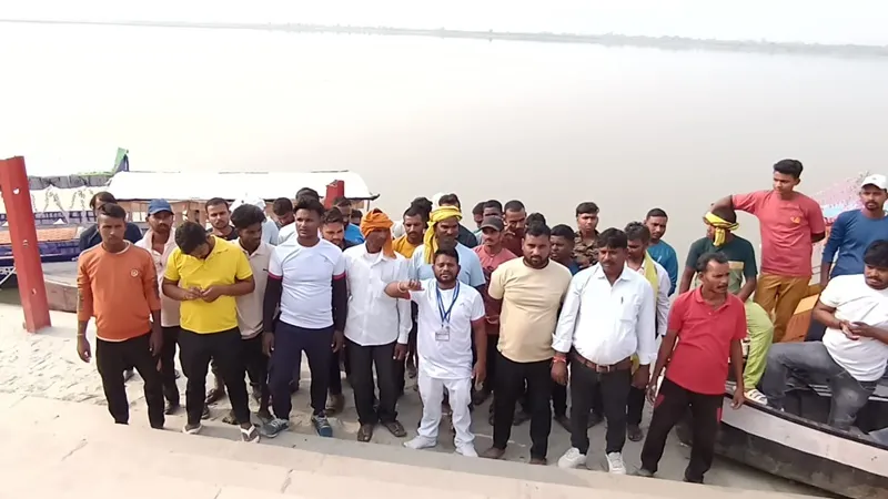 अयोध्या: नाविकों ने लोस चुनाव बहिष्कार की दी चेतावनी, गुप्तारघाट पर प्रदर्शन कर बंद रखीं नावें 