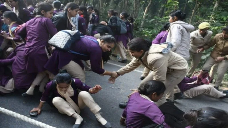 यूपी: डायल-112 की संविदा महिला कर्मियों का विरोध प्रदर्शन, सपा ने सरकार पर साधा निशाना 