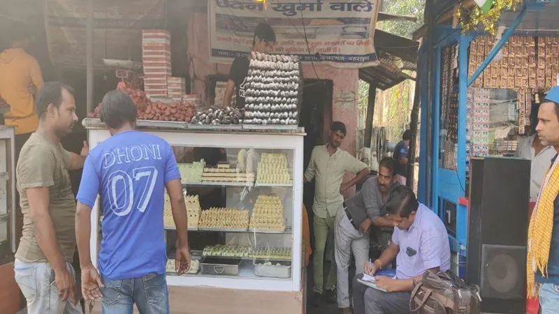 बहराइच: खाद्य सुरक्षा विभाग की टीम ने मिलावटखोरों के खिलाफ चलाया अभियान, जांच के लिए भेजे नमूने