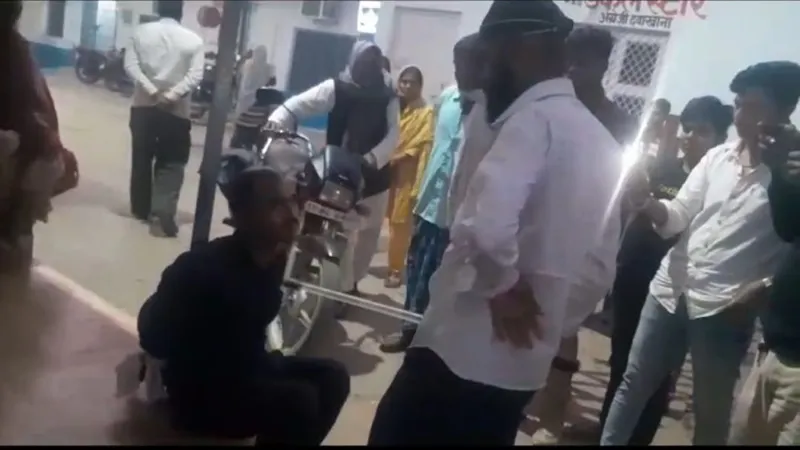 बहराइच: मोबाइल चोर को पकड़कर खंभे से बांधा, अस्पताल के चौकीदार ने लाठियों से पीटा, वीडियो वायरल 