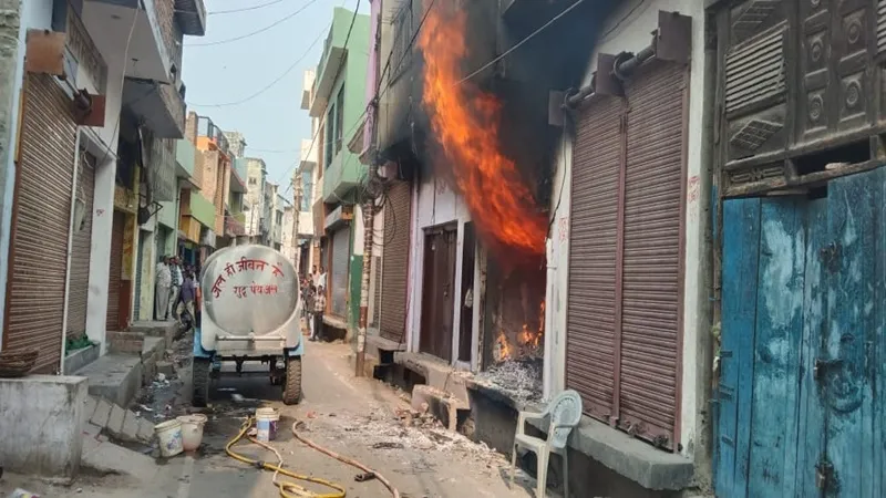 फर्रुखाबाद: तारपीन तेल की दुकान में लगी भीषण, नौ लोग झुलसे, पांच रेफर