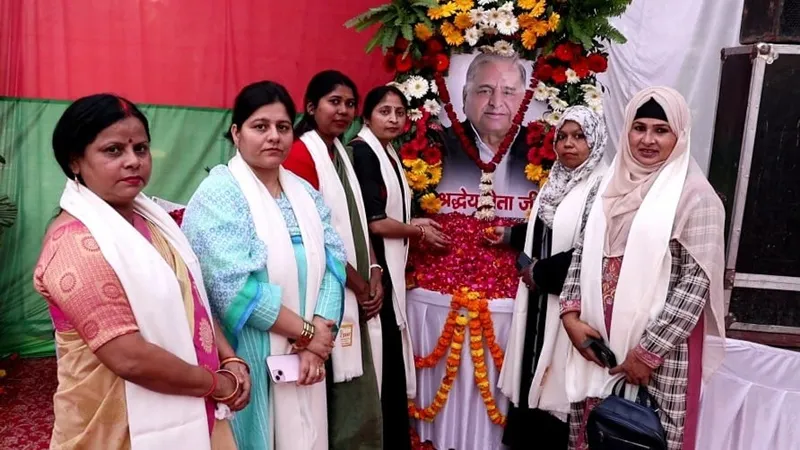 लखनऊ: मुलायम सिंह यादव की मनाई गई जयंती, सपा नेताओं ने पुष्पांजलि अर्पित कर दी श्रद्धांजलि 