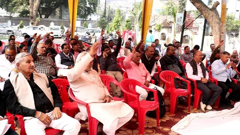 लखनऊ: माध्यमिक शिक्षा निदेशालय में शिक्षकों का प्रदर्शन, OPS समेत 10 मांगों को लेकर धरने पर बैठे