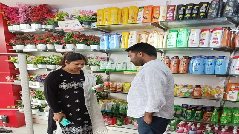 हरदोई: हलाल प्रोडक्ट की तलाश में दुकानों पर पहुंची जांच टीम, दुकानदारों में मचा हड़कंप