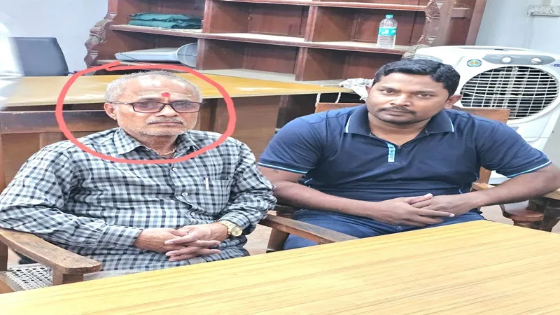 प्रयागराज: लाइसेंस नवीनीकरण के नाम पर 20 हजार रुपए रिश्वत लेते विजिलेंस टीम ने सचिव को दबोचा