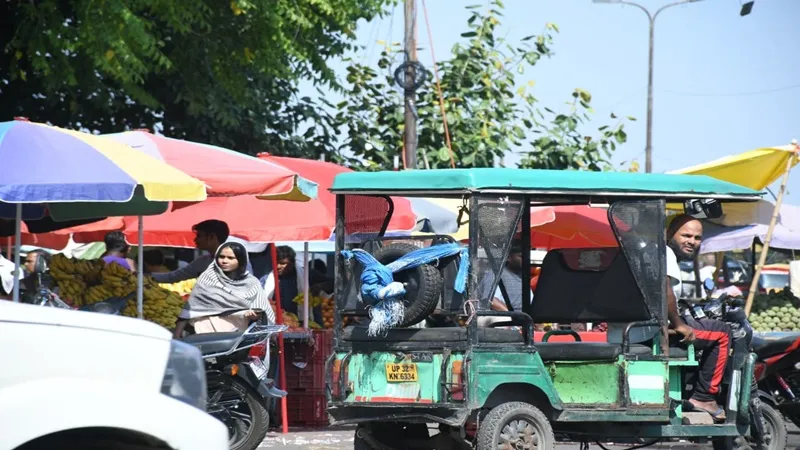 लखनऊ: नहीं दूर हुई यातायात स्टाफ की कमी, कैसे सुधरे बदहाल व्यवस्था, कई चौराहों पर नहीं तैनात हैं ट्रैफिक सिपाही