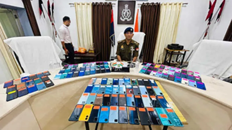 ललितपुर पुलिस ने स्वामियों को सौंपे 15 लाख के खोये हुए 121 मोबाइल, खिल उठे लोगों के चेहरे