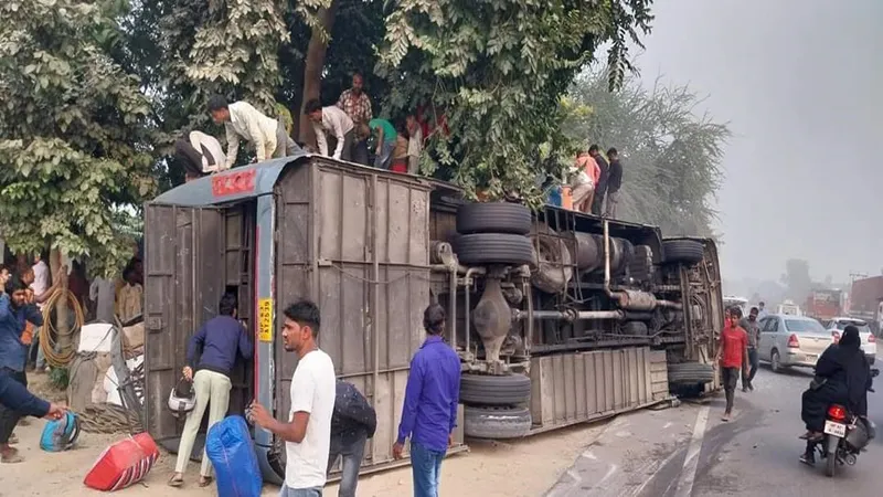 अयोध्या में भीषण सड़क हादसा: सवारियों से भरी स्लीपर बस पलटी, कई यात्री घायल