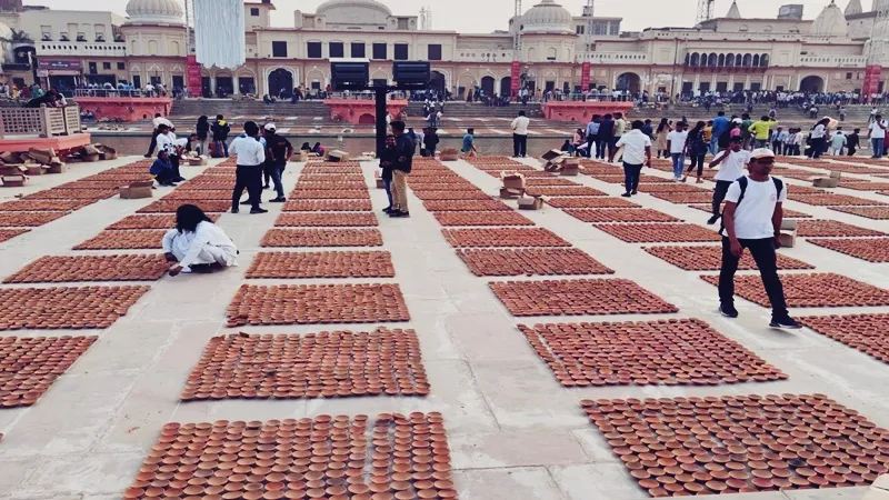 Ayodhya Deepotsav 2023: राम की पैड़ी पर दीपोत्सव को भव्यता देने के लिए 51 घाटों पर सजाए गये 24 लाख दीये