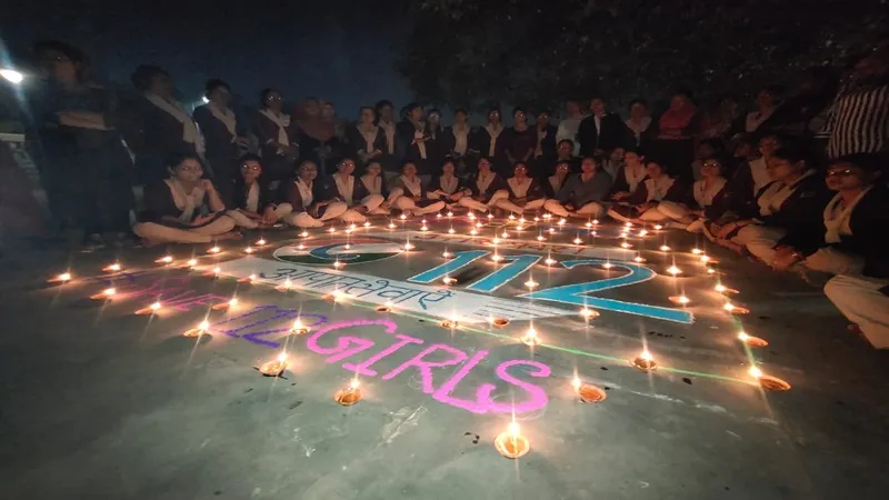 UP डायल -112 की महिला कर्मियों ने दीप जलाकर Save Girl की लगाई गुहार, अखिलेश ने कहा- हरदम साथ निभाएंगे