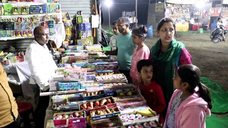 लखनऊ: दिवाली पर सजा पटाखा बाजार, इको फ्रेंडली पटाखे की बढ़ी डिमांड