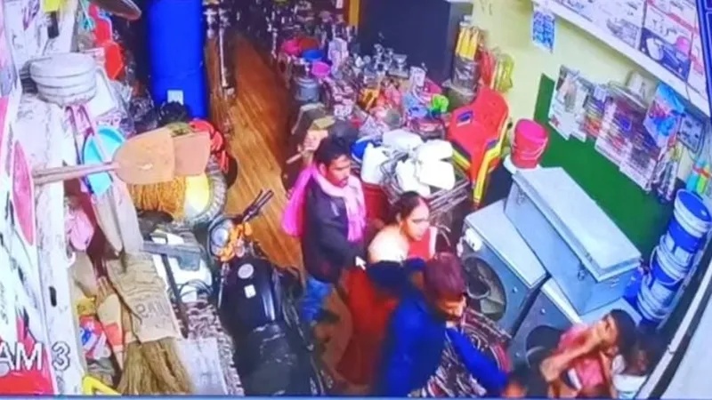 प्रयागराज: असलहों से लैस बदमाशों ने ज्वैलरी की दुकान में की मारपीट, लूटे नकदी और जेवरात