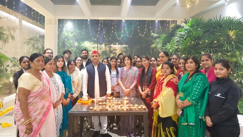 सपा नेता पूजा शुक्ला का दावा- अखिलेश यादव के समझाने पर खत्म हुआ डायल 112 की महिला कर्मचारियों का धरना 