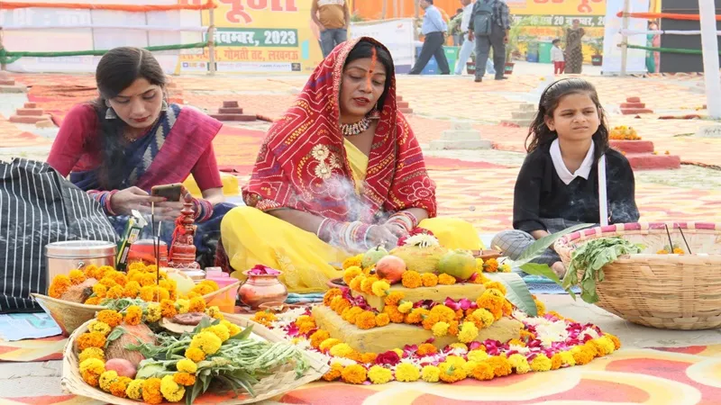 लखनऊ: छठ महापर्व पर अस्ताचलगामी सूर्य को अर्घ्य देंगे व्रती, CM Yogi भी होंगे शामिल