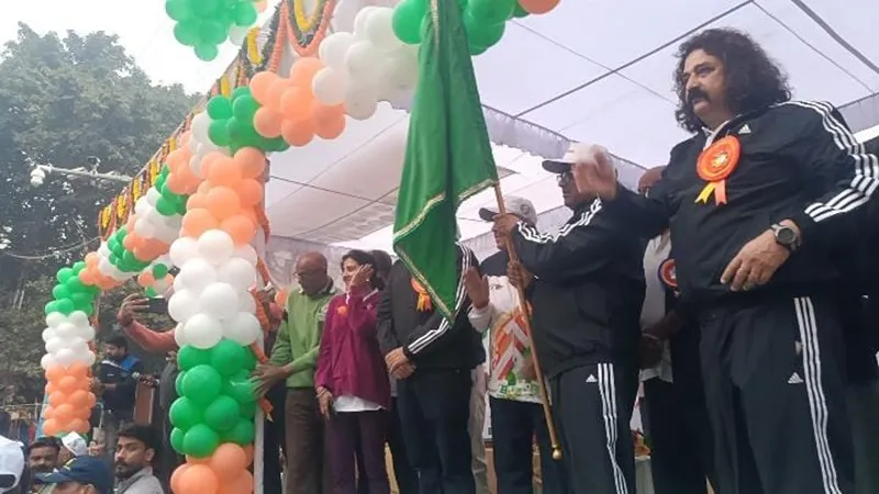 प्रयागराज: खेल मंत्री ने हरी झंडी दिखाकर इंदिरा मैराथन को किया रवाना