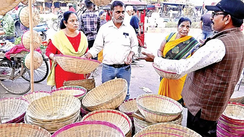 Chhath Puja 2023: दउरा और सूप की बिक्री को बाजारों में भीड़, छठ पूजा की तैयारियां जोरों पर, घाटों पर शुरू हुई सफाई