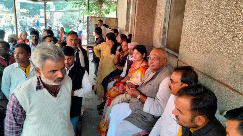 UP News: CM Yogi से बातचीत के बाद पूर्व सांसद ने समाप्त किया धरना, इस मांग को लेकर रात भर बैठे रहे