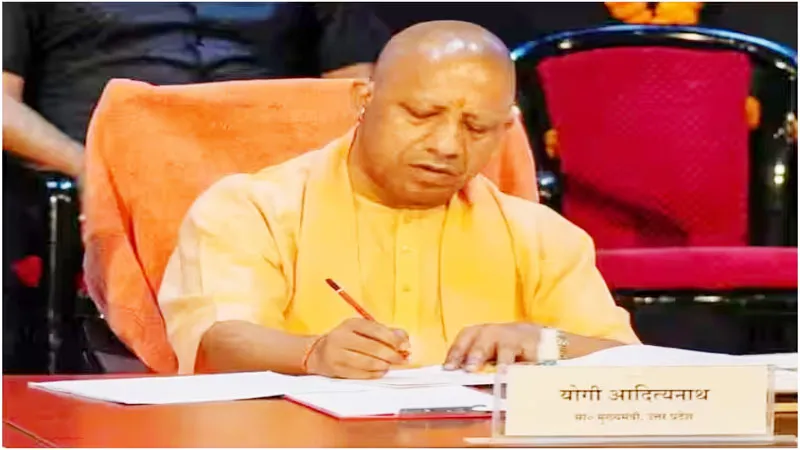 गोरखपुर में सीएम योगी ने लगाया जनता दरबार, फरियादियों की सुनीं समस्याएं