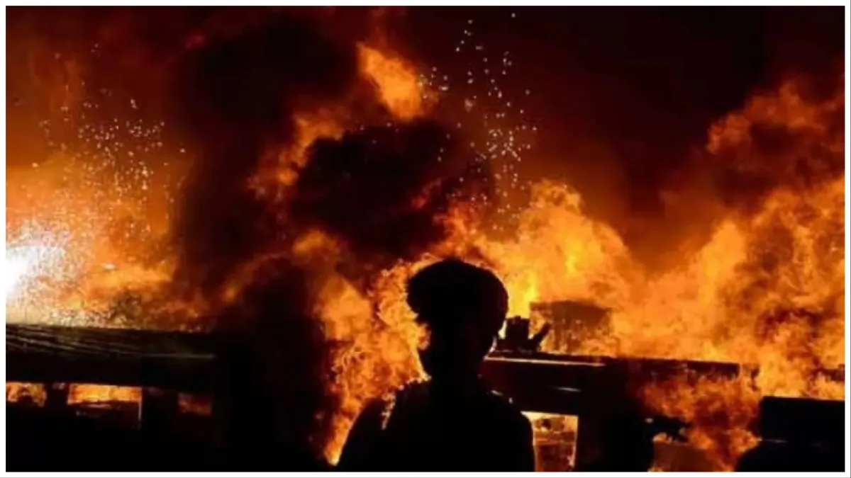 महाराष्ट्र : गोदाम में लगी आग, दो लोगों के फंसे होने की आशंका