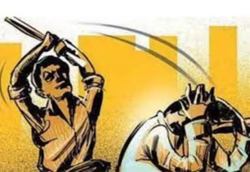 मुरादाबाद : भरी पंचायत में प्रधान के सामने ही दबंग ने विपक्षी को मारा, तोड़ डाला दांत