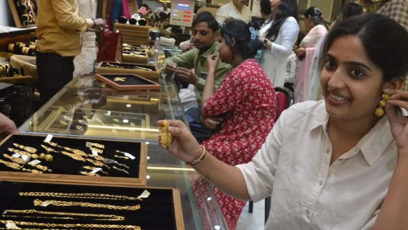 Dhanteras 2023: तस्वीरों में देखे कानपुर का धनतेरस, बाजारों पर जमकर हुई धनवर्षा… इतने करोड़ का हुआ कारोबार