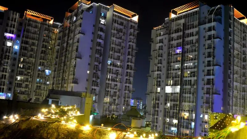 Diwali 2023 : सतरंगी रोशनी के सौंदर्य से शहर जगमगाया, दीपावली के स्वागत में उत्साह झिलमिलाया