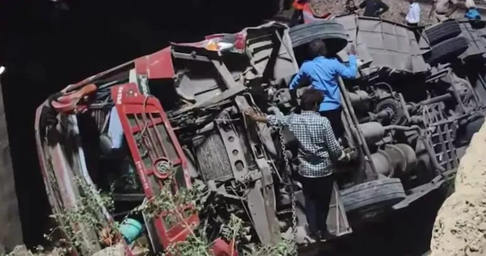 दौसा में बस के पुल से रेलवे ट्रैक पर गिरने से चार लोगों की मौत 