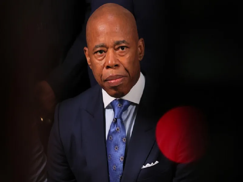 अमेरिका: न्यूयॉर्क के मेयर एरिक एडम्स के खिलाफ FBI की कार्रवाई, जांच के बाद मोबाइल-आईपैड किए जब्त...जानिए मामला