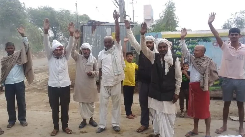 Etawah: दीपावली के त्योहार में सबके घरों में होगा उजाला… लेकिन इस गांव में अभी भी छाया अंधेरा, ये है बड़ी वजह