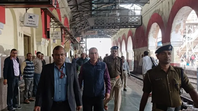 Etawah Train Accident: ट्रेन अग्निकांड की जांच शुरू, हमसफर और वैशाली एक्सप्रेस में लगी थी आग