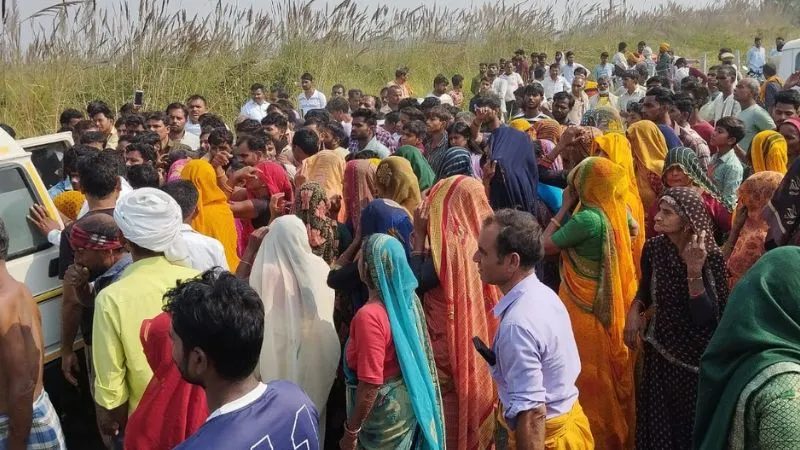 Etawah News: पेड़ से लटकता मिला युवक का शव… परिजनों ने लगाया हत्या का आरोप, जांच में जुटी पुलिस