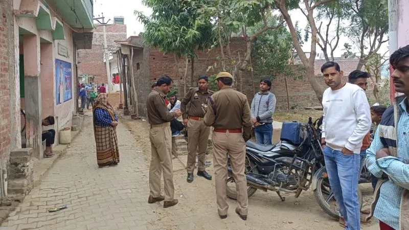 Theft In Etawah: दो घरों से लाखों की चोरी… छत के रास्ते घुसे चोरों ने वारदात को दिया अंजाम, जांच में जुटी पुलिस