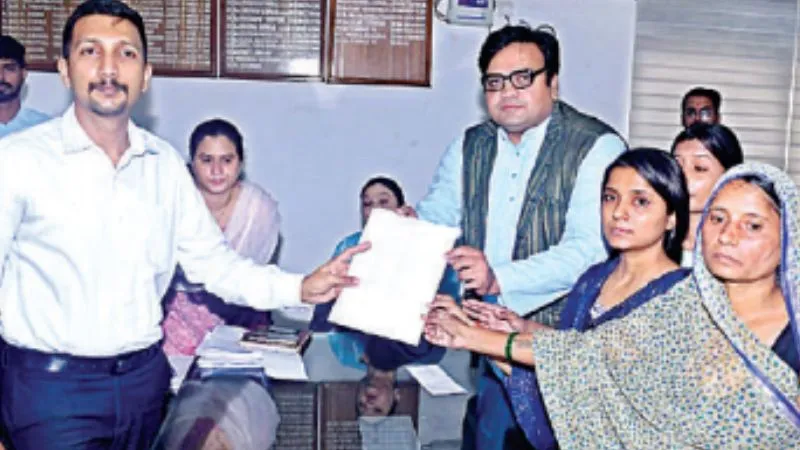 Kanpur Farmer Suicide: किसान की जमीन का दाखिल-खारिज कराने का प्रयास, बाबू सिंह की बेटियां बोली डीएम सर… इसे रुकवाएं