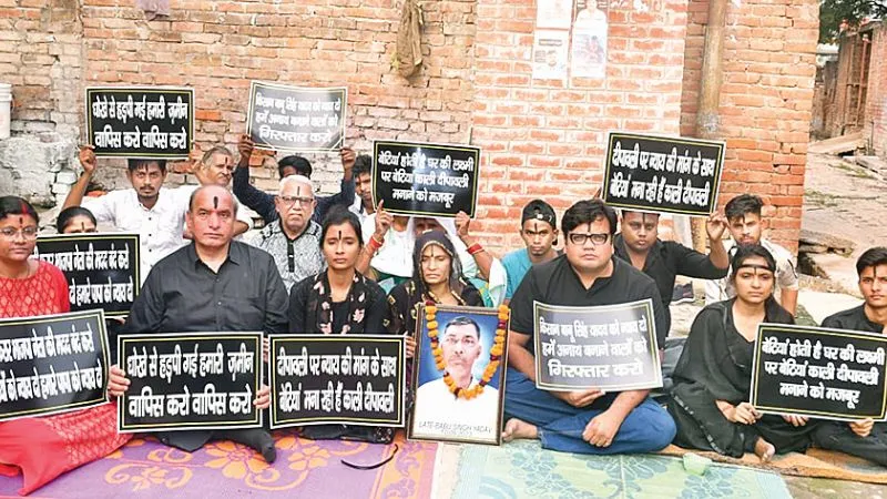 Kanpur Farmer Suicide Case: काले कपड़े पहन काली दीपावली मना रहे परिजन, मुख्य आरोपी की गिरफ्तारी नहीं होने से आक्रोश