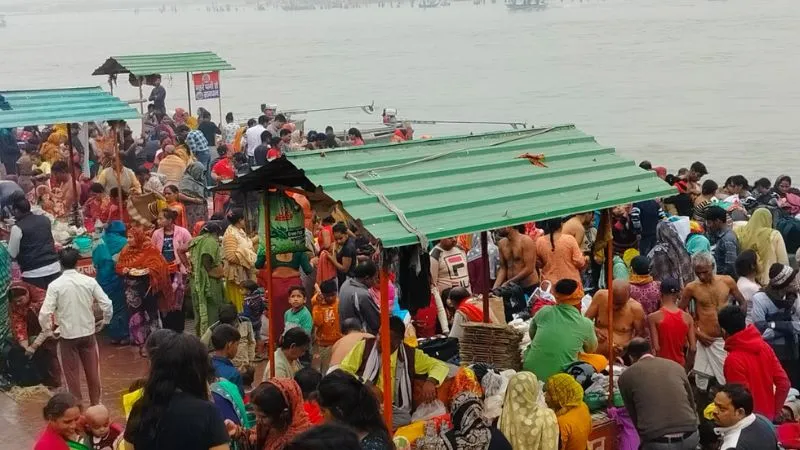 Kartik Purnima 2023: Farrukhabad में कार्तिक पूर्णिमा पर हजारों गंगा भक्तो ने लगाई गंगा में आस्था की डुबकी