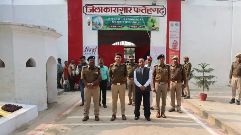 Farrukhabad: डीएम एसपी ने जिला व केंद्रीय कारागार का किया निरीक्षण, बंदियों को सामाजिक धारा से जोड़ने के प्रयास की सराहना