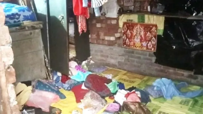 UP: बंद घर का ताला तोड़ लाखों की चोरी, गृहस्वामी परिवार समेत भतीजे की बारात में गए थे, नुकसान पर रो पड़ी महिलाएं