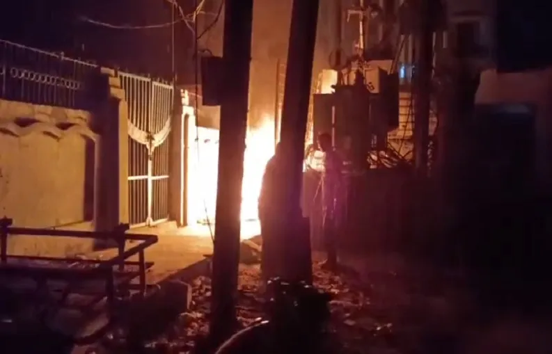 मुरादाबाद : हीट होने पर ट्रांसफार्मर में लगी भीषण आग, बिजली विभाग के अधिकारियों व कर्मचारियों ने नहीं उठाया फोन