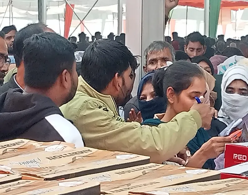 मुरादाबाद : सामान वितरण में अव्यवस्था हावी, हुई धक्का-मुक्की...कई ने हाथों में उठा ली कुर्सियां 