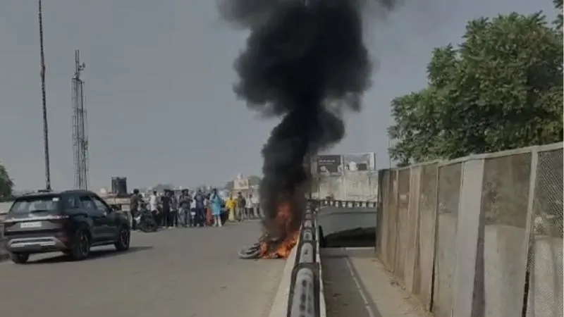 Unnao News: चलती बाइक में लगी आग... मची अफरा-तफरी, युवक व युवती ने कूदकर जान बचाई