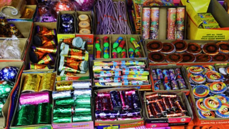 Diwali 2023: दीपावली पर पटाखे जलातें समय इन बातों का जरूर रखें ध्यान, शुभ होगा आपका त्यौहार