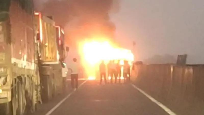 Fire In Kanpur: बिधनू में चलते डंपर में लगी आग, चालक व क्लीनर ने कूदकर बचाई जान, दमकल कर्मियों ने पाया काबू