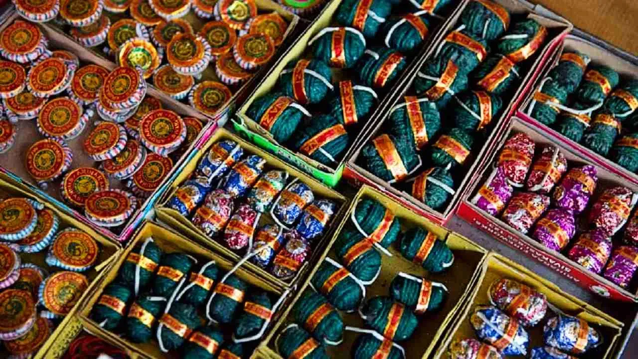 बरेली: लोहिया विहार कॉलोनी में लगने वाले पटाखा बाजार का विरोध,  सिटी मजिस्ट्रेट को सौंपा पत्र