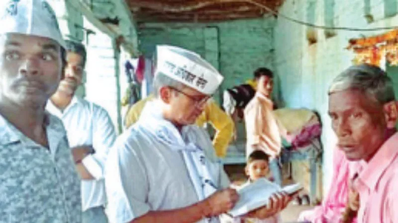 UP: गंगा बैराज हादसे में मृतक के परिजनों से पूर्व आईपीएस अमिताभ ठाकुर ने की मुलाकात, बोले- पुलिस गुनाह छिपाने को पीड़ितों से कर रही धोखा