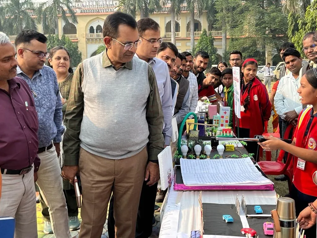 जिला स्तरीय विज्ञान प्रदर्शनी में 11 जिलों के बच्चों ने दिखाई प्रतिभा, जेडी व डीआईओएस ने किया अवलोकन