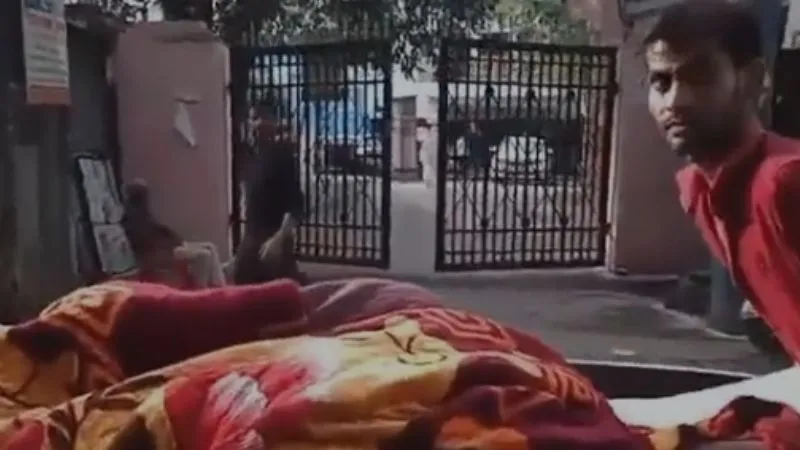 Hamirpur News: नहीं मिली एंबुलेंस… ठेले पर मरीज को लेकर तीमारदार पहुंचा जिला अस्पताल, प्रशासनिक अमले में मचा हड़कंप