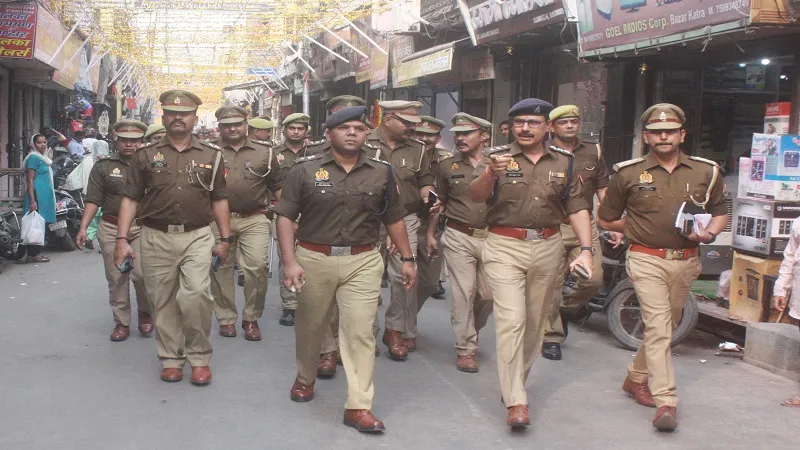 अमरोहा : नजदीकी थाना व चौकी को दें अप्रिय घटना की सूचना, पुलिस अधीक्षक ने शहर में निकाला पैदल मार्च