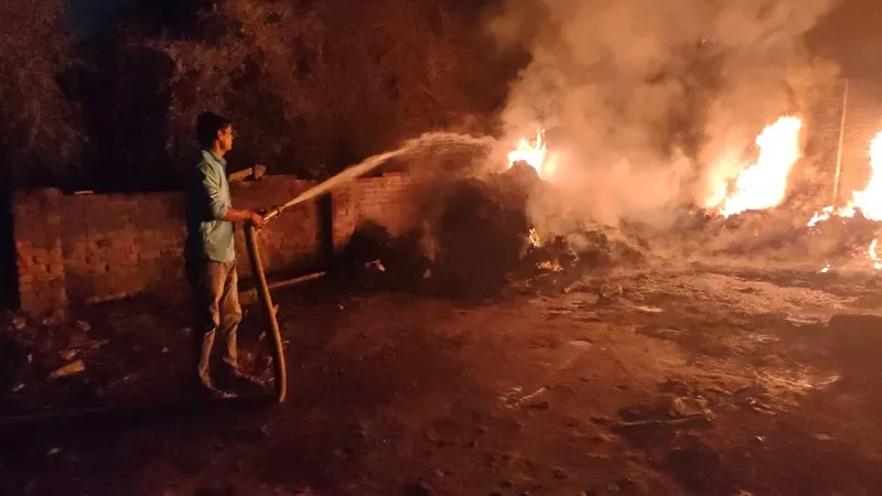 अमरोहा: कॉटन वेस्ट के गोदाम में लगी आग, मालिक झुलसा 