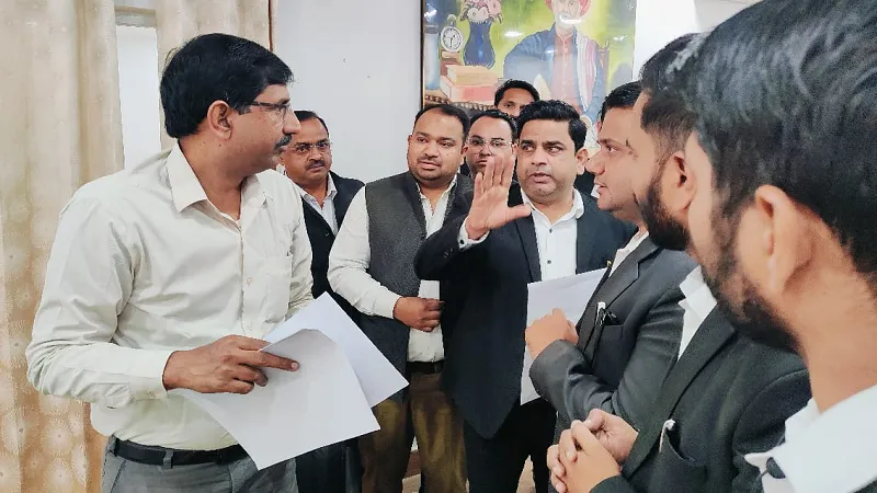 अमरोहा: अधिवक्ताओं ने जिलाधिकारी को सौंपा ज्ञापन, बोले- हेल्प डेस्क का किया जाए इंतजाम 